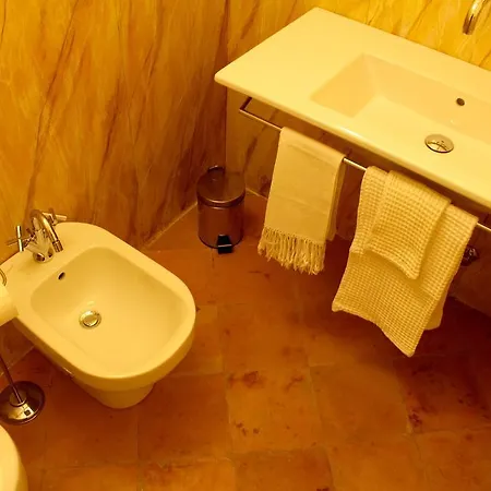 Palazzo Tamborino Cezzi בית נופש לצ'ה